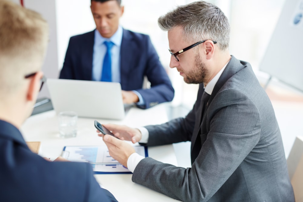 mobile_businessman_p_Ch1pc.jpg mobile_businessman_p_Ch1pc.jpg